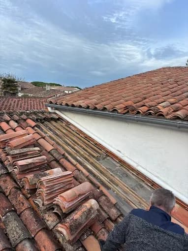 Remplacement de tuiles cassées - Réparation toiture par LD Habitats